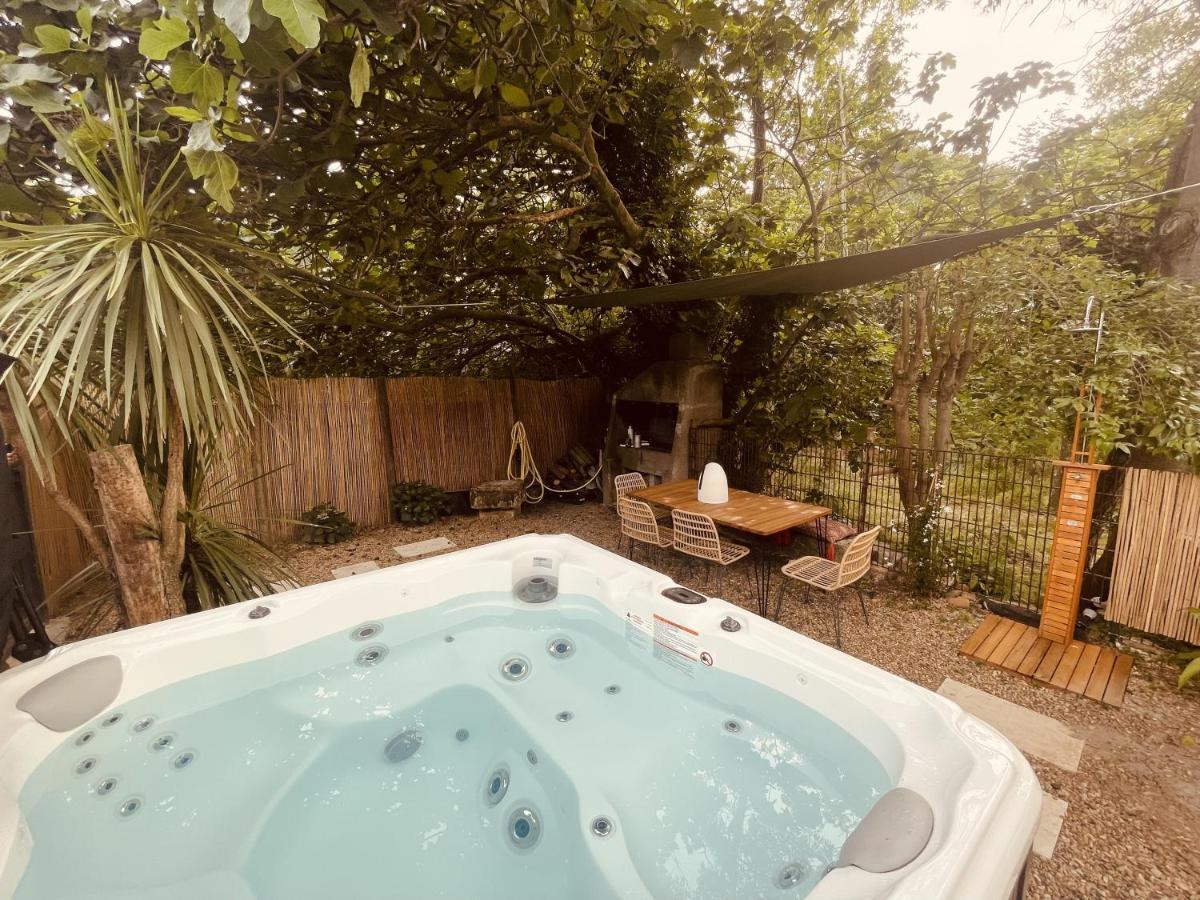 Maison Dans Les Arbres, Spa, Tennis, Parking ニーム エクステリア 写真